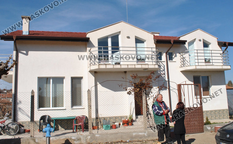 В Бисер разгорещено обсъщат новината за повдигнатото обвинение срещу бившия областен управител Ирена Узунова