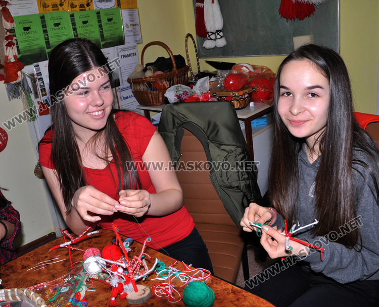 Канят в работилници за мартенички в Музея и Младежкия