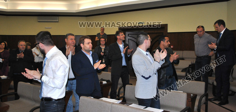 Грозна сцена при удостояването на Мъри със званието "почетен гражданин на Хасково"