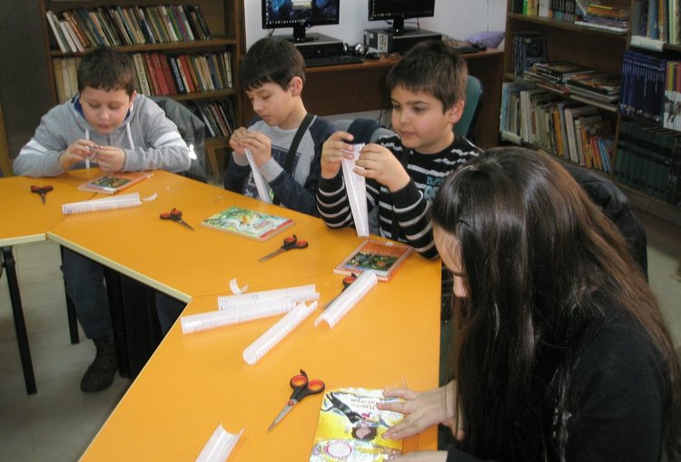 Доброволци опазват новите книги в димитровградската библиотека