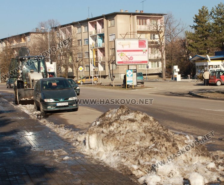 Почистват останалия по димитровградските улици сняг