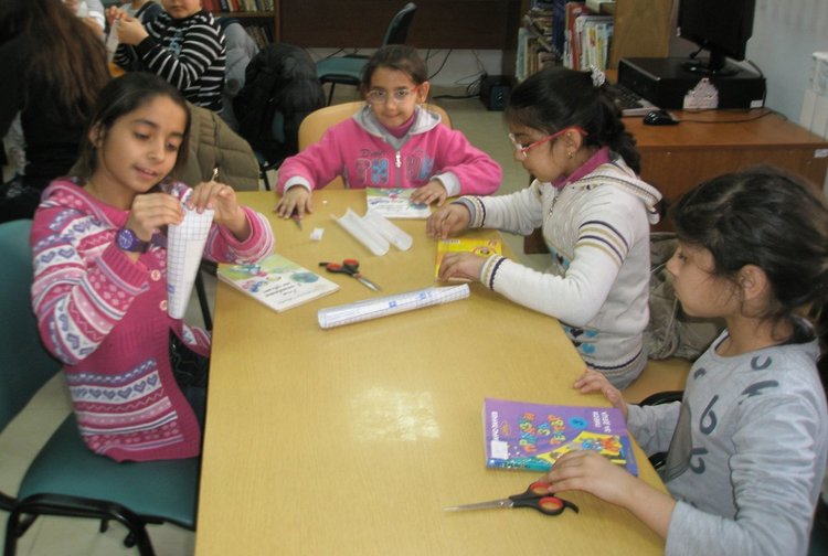 Доброволци опазват новите книги в димитровградската библиотека