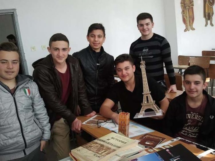 Момчетата от Електрониката творят светещи макети на исторически и културни забележителности