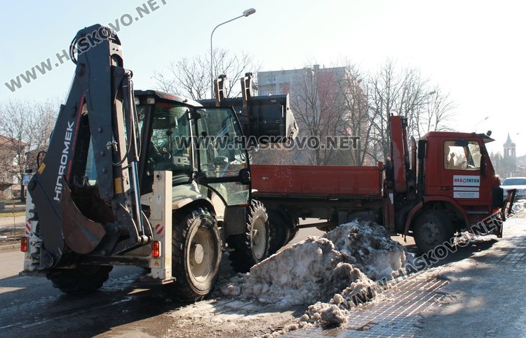 Остатъците от сняг покрай уличното платно започнаха да почистват в Димитровград