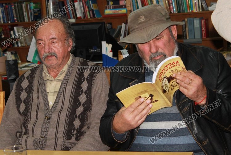 Желяз Кондев и директорът на библиотеката Петко Каневски