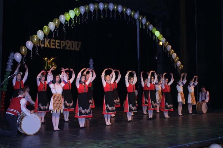 Славейковци раздадоха Даскеер-ите и събраха 1600 лева за лечението на Христина Стайкова