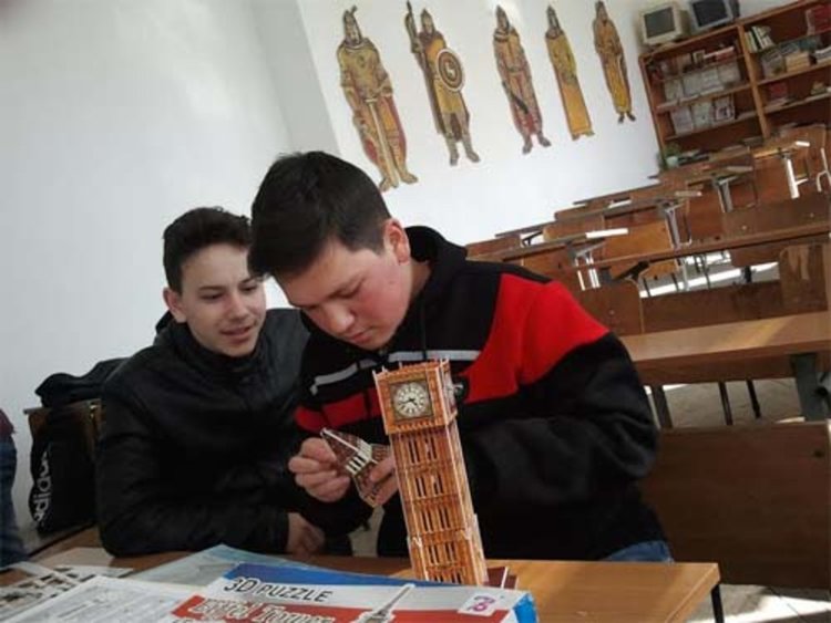 Момчетата от Електрониката творят светещи макети на исторически и културни забележителности