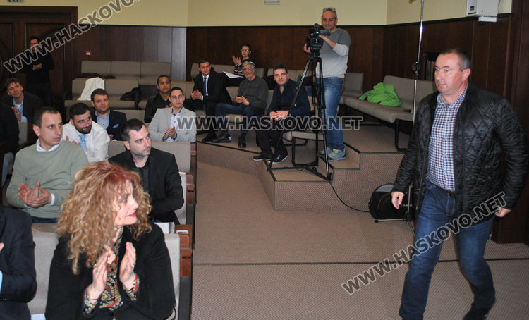 Грозна сцена при удостояването на Мъри със званието "почетен гражданин на Хасково"