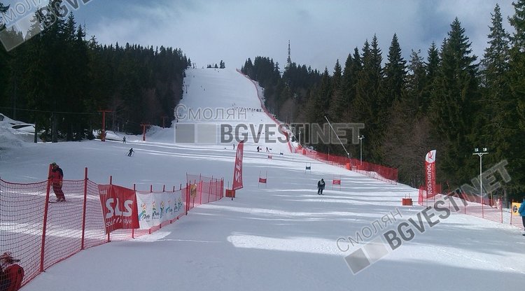 Журналисти мериха сили по белите писти на Пампорово
