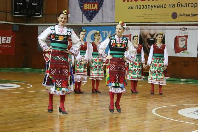 Снощи самодейците от НЧ "Христо Ботев" и групи за хора "Тракия" се включиха в благотворителниния концерт “Да помогнем на Еми”