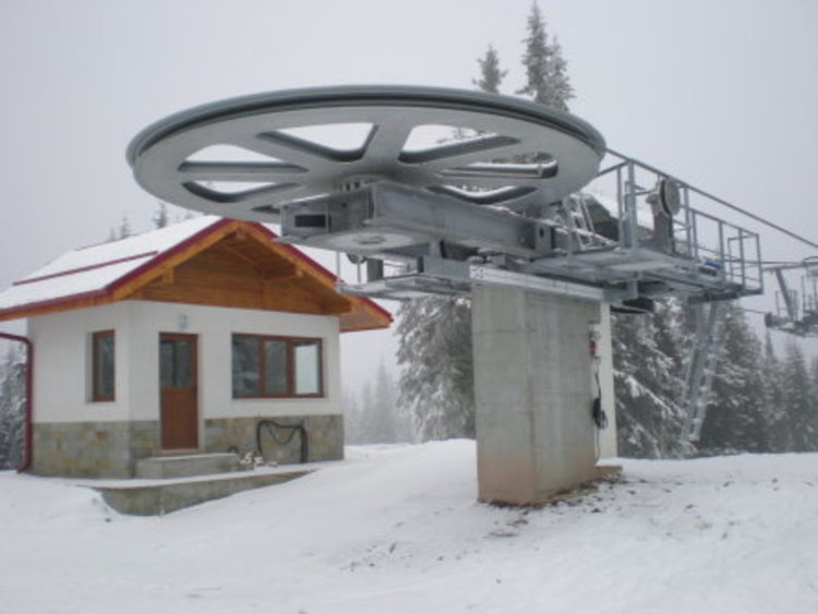 На мястото на което беше ски-влека от който падна и загина арх.Петров е построен лифт, който носи неговото име, снимка: в."Отзвук"