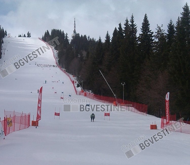 Журналисти мериха сили по белите писти на Пампорово