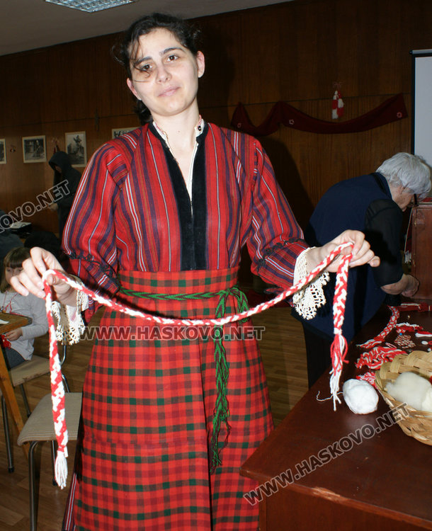 Диляна Пецова показва мъжката мартеница