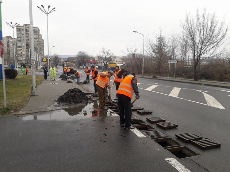 Почистват шахтите по кърджалийските булеварди,готвят се за пролетните валежи
