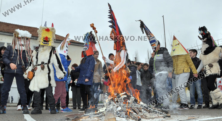 В „Св. Климент“ си дадоха прошка и гониха злите сили