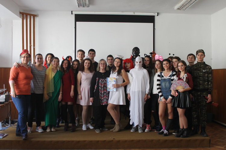Осмокласниците на Езиковата празнуваха Фашинг –карнавал и се поздравиха с Helau! и Alaaf! 