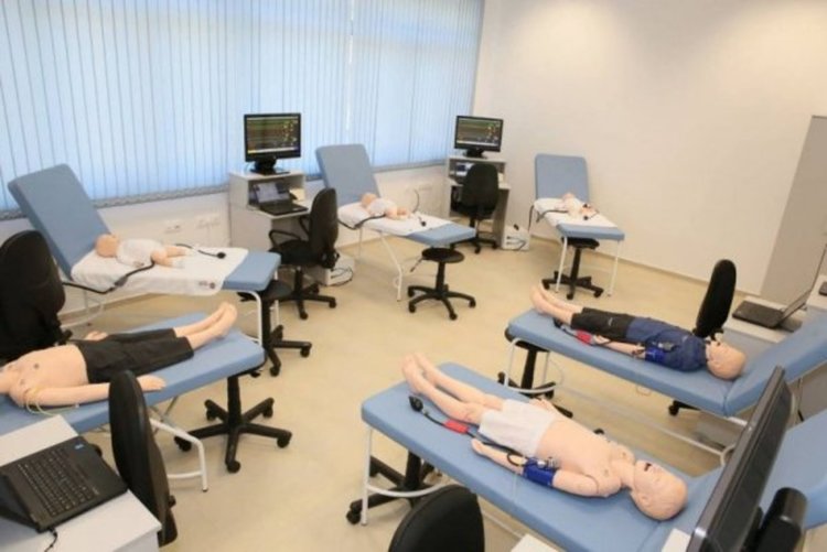 Роботи кихат и кашлят, студенти ги лекуват