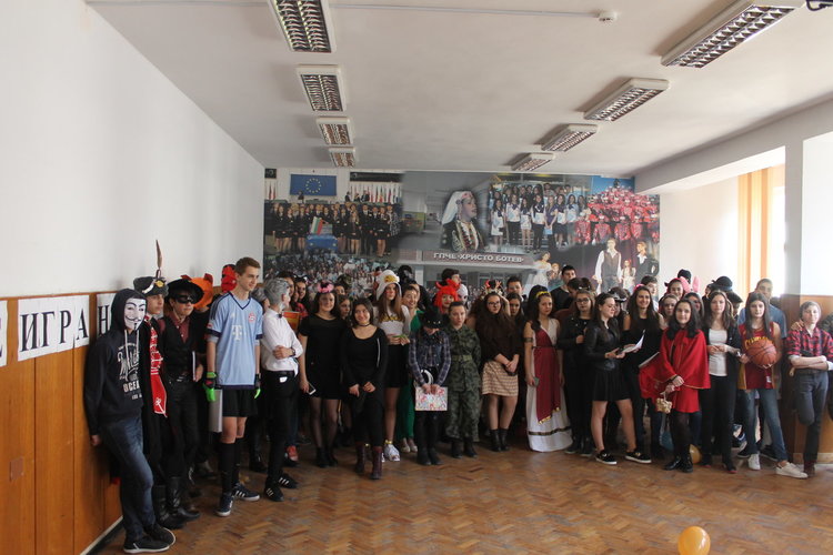 Осмокласниците на Езиковата празнуваха Фашинг –карнавал и се поздравиха с Helau! и Alaaf! 