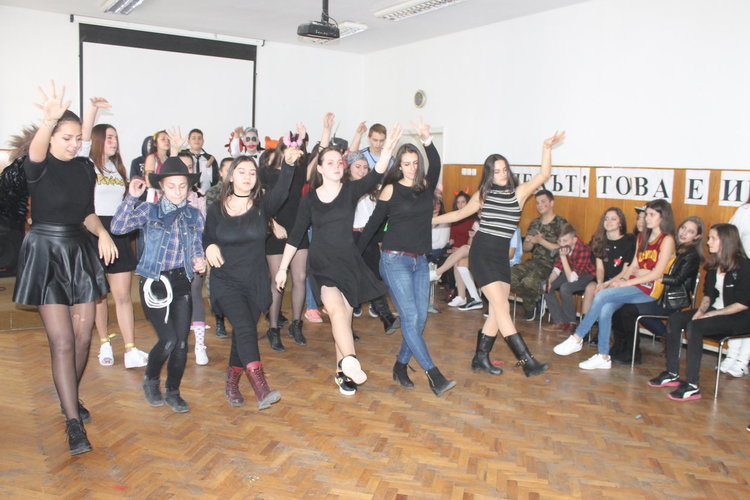 Осмокласниците на Езиковата празнуваха Фашинг –карнавал и се поздравиха с Helau! и Alaaf! 