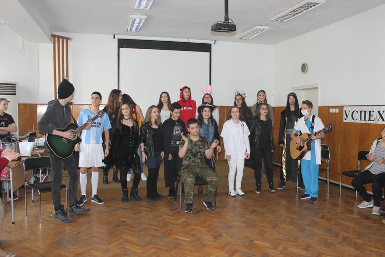 Осмокласниците на Езиковата празнуваха Фашинг –карнавал и се поздравиха с Helau! и Alaaf! 