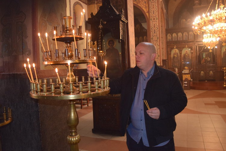 Симов със свещичка за победата