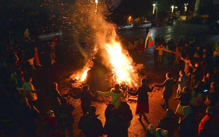 Първият голям ритуален огън събра цялото село миналата година, тази година с карнавални играчи, сн. Е.Манджукова