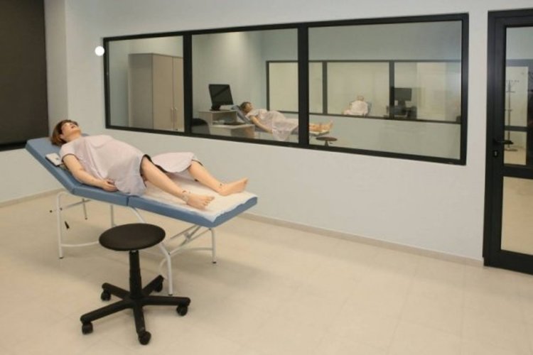 Роботи кихат и кашлят, студенти ги лекуват