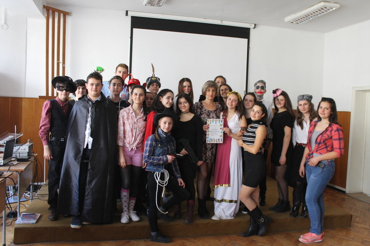 Осмокласниците на Езиковата празнуваха Фашинг –карнавал и се поздравиха с Helau! и Alaaf! 