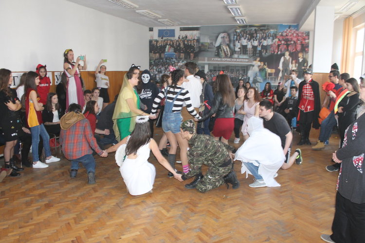 Осмокласниците на Езиковата празнуваха Фашинг –карнавал и се поздравиха с Helau! и Alaaf! 