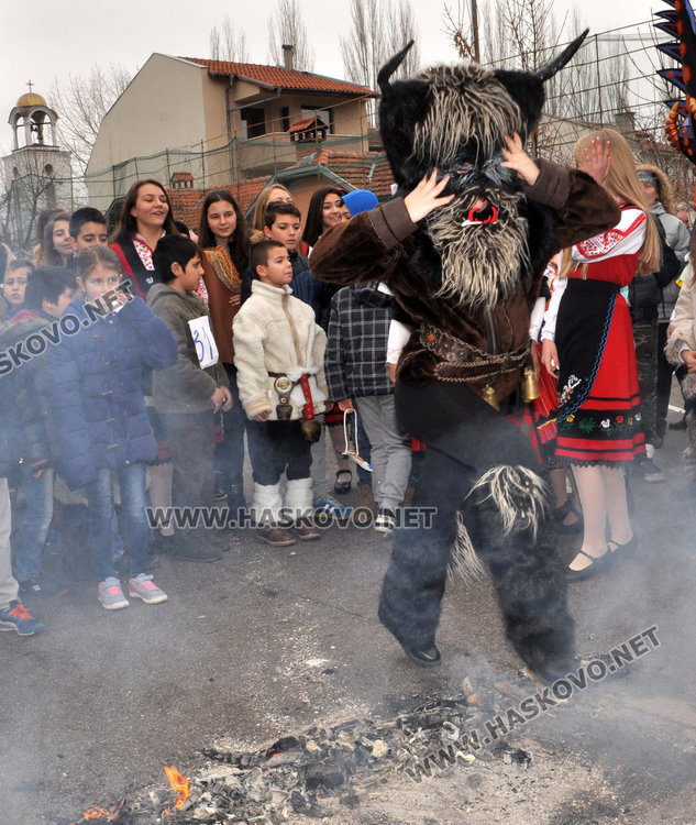 В „Св. Климент“ си дадоха прошка и гониха злите сили