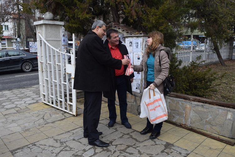 Халва за миряните