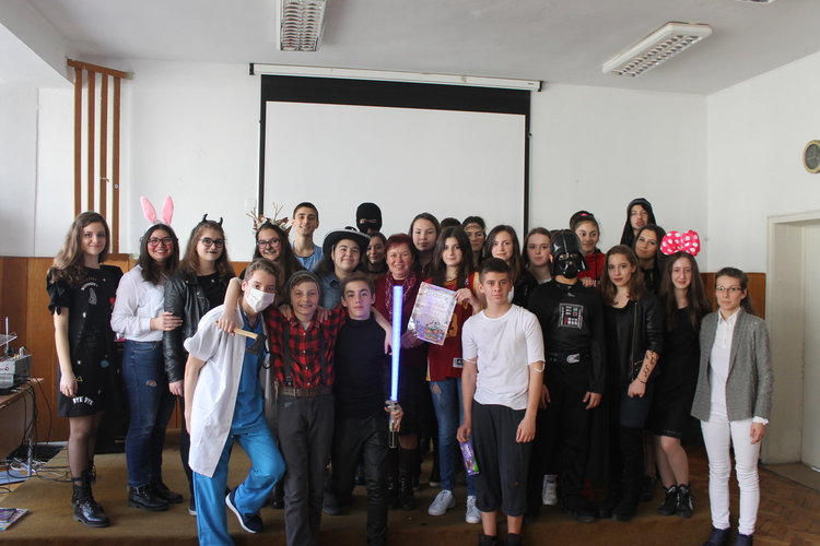 Осмокласниците на Езиковата празнуваха Фашинг –карнавал и се поздравиха с Helau! и Alaaf! 