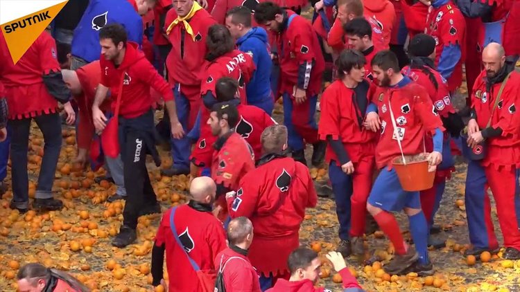 Хиляди италианци се биха с портокали (видео)