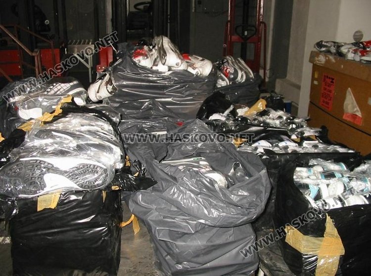 Поляци стопирани с фалшиви тениски и маратонки на българската граница