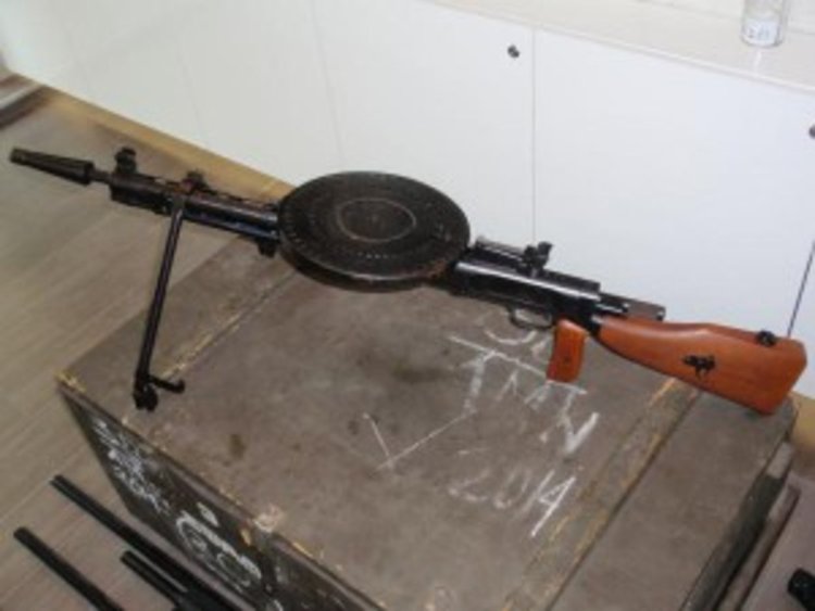 Като на филм: Мъж се представи за щатски шериф и отмъкна... картечница 