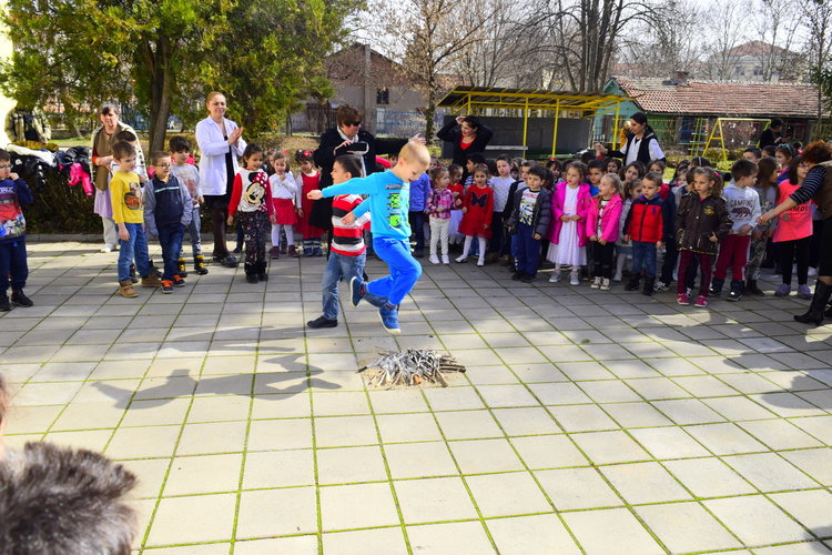 Баба Марта гостува на детска градина „Вяра, Надежда и Любов“