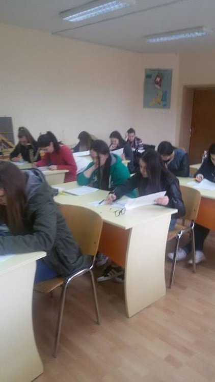 Над сто и деветдесет ученици от Езиковата гимназия   мерят знания на Националното състезание  „Четящо кенгуру”