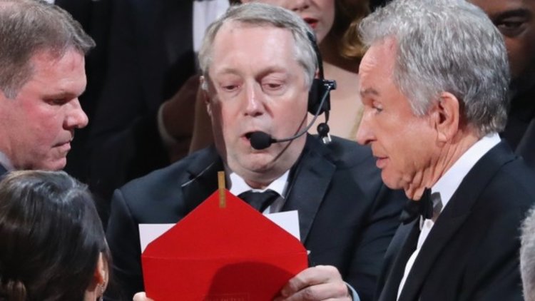 „Лунна светлина“ спечели „Оскар“ за най-добър филм след градниозен гаф