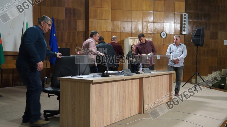 Михаил Генчев водеше временно заседанието до избор на нов шеф