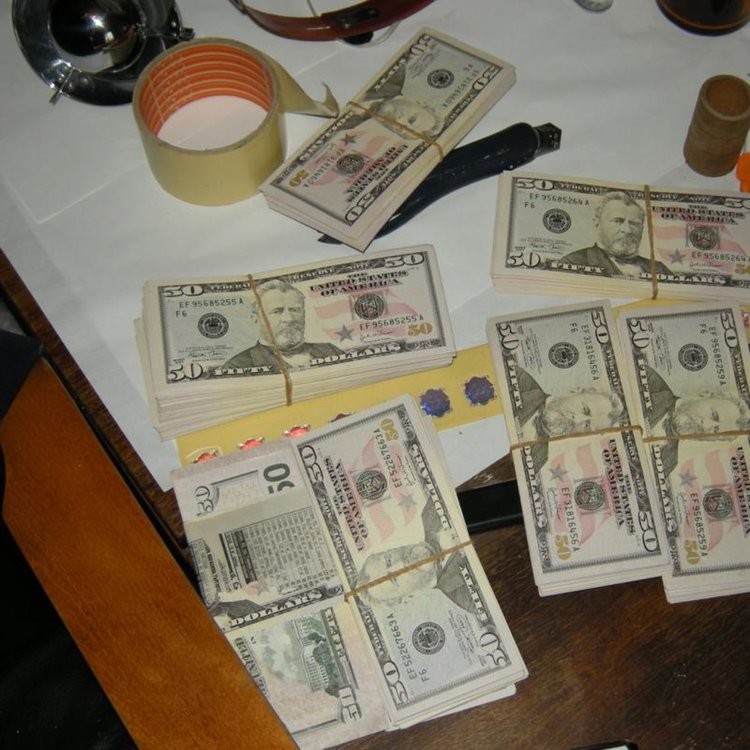 Кърджалиец пробутва фалшиви долари в хасковско чейндж бюро