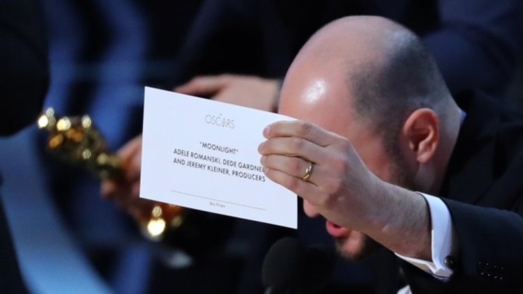 „Лунна светлина“ спечели „Оскар“ за най-добър филм след градниозен гаф