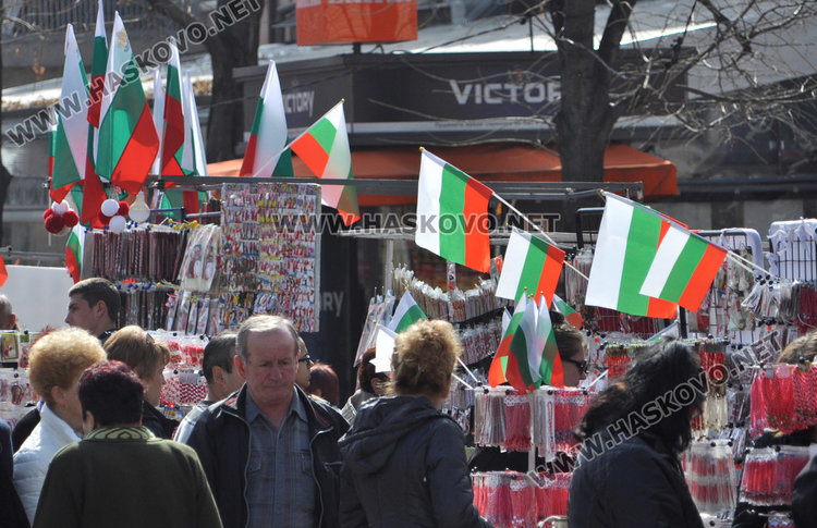 Дърветата в центъра на Хасково грейнаха в бяло и червено