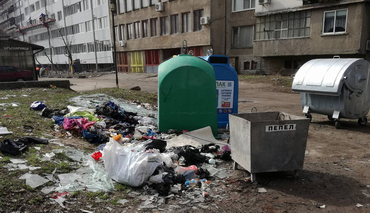 Блок 33 в “Орфей”: Затънахме в боклуци