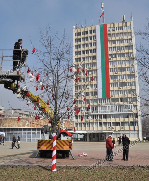 Мартеница украси Водната кула в Димитровград