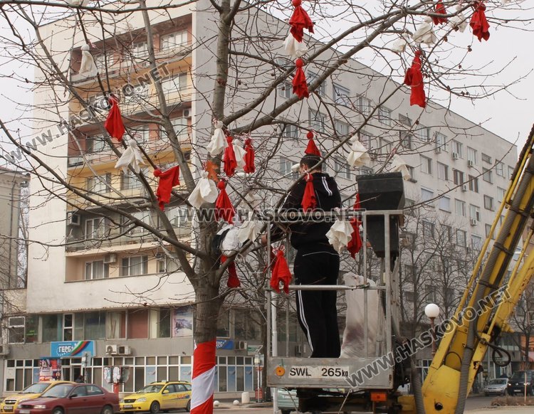Мартеница украси Водната кула в Димитровград