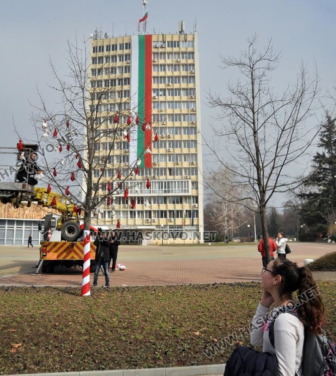 Мартеница украси Водната кула в Димитровград