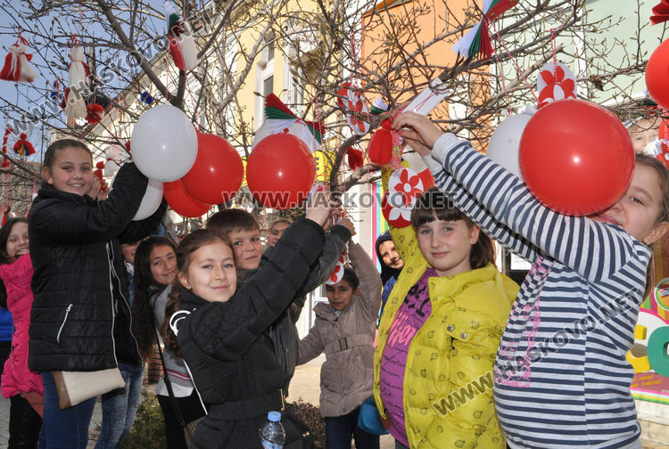 Дърветата в центъра на Хасково грейнаха в бяло и червено