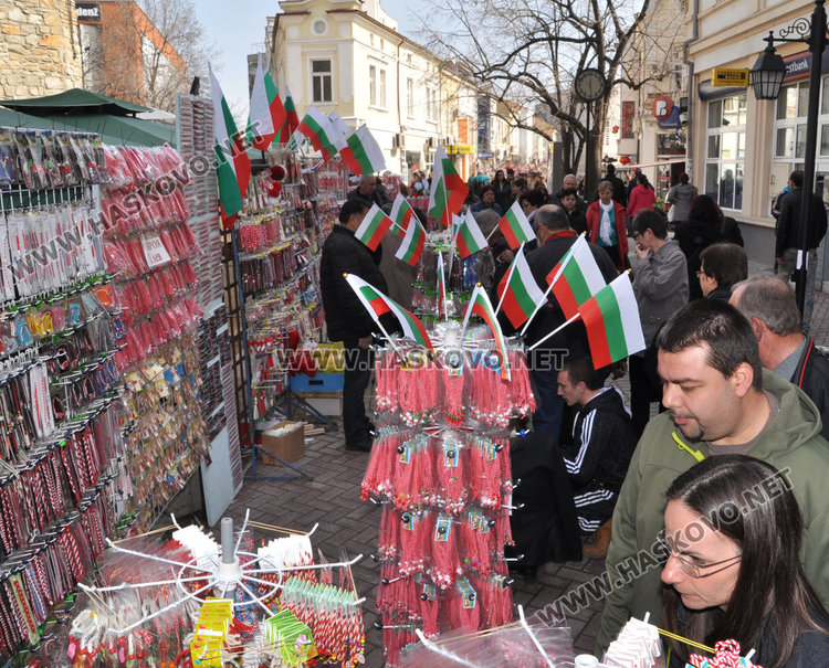 Дърветата в центъра на Хасково грейнаха в бяло и червено