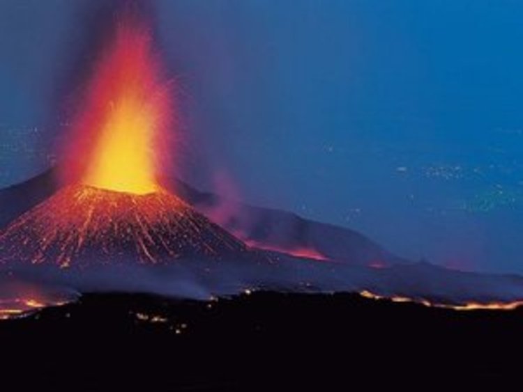 Етна изригна с мощни струи лава
