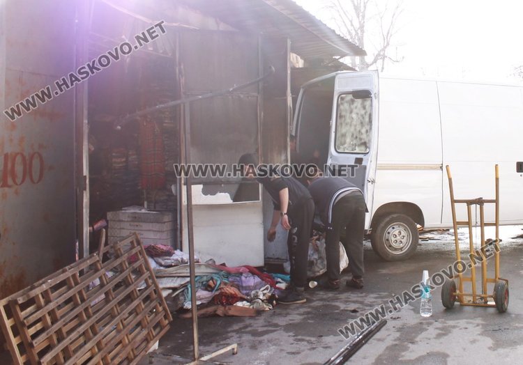 Пожар обхвана три маси на Неделен пазар днес